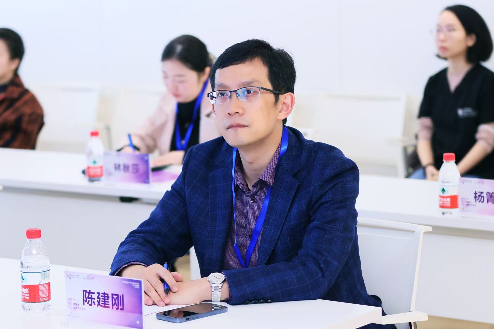 miraDry探头释放微波热能精准作用于腋下汗腺区域